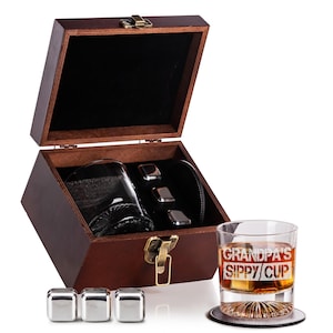 Grandpa&#39;s Sippy Cup Whisky Geschenkset beinhaltet Glas, Lederuntersetzer und Edelstahl Whisky Stones Premium Holzbox. Geschenk für Opa.