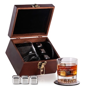Definizione in pensione Faccio quello che voglio, non sono un problema mio. Set regalo di whisky con sottobicchieri in vetro e pelle e pietre in acciaio inossidabile. Scatola in legno di alta qualità.
