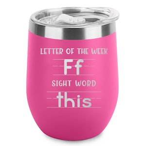 Letra de la semana con palabras visuales divertidas, regalo con F. Vaso de vino de acero inoxidable aislado y grabado con tapa, 12 oz. Regalo para maestros.