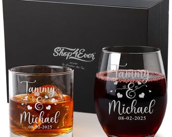 Juego de 2 parejas con nombres y fecha con corazones. Juego de regalo para parejas: vaso de whisky grabado y copa de vino sin tallo. Regalo de boda para novios.