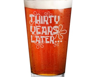 Cadeau 30e anniversaire pour femme et homme. 30 ans plus tard Né en 1996 Pinte de bière gravée 16 oz. Cadeau amusant pour 30e anniversaire pour lui ou elle