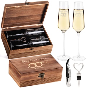 Puede incluir: Juego de tres tazas de cerámica con acabado mate moteado. Las tazas son de color crema, gris claro y gris oscuro. Cada taza tiene un diseño minimalista y un asa redondeada.