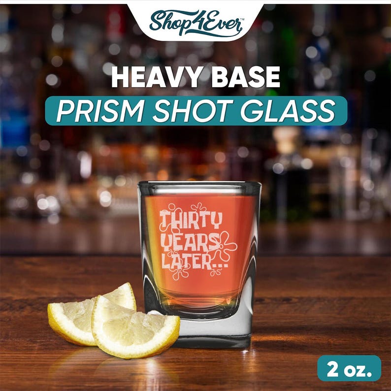 Peut inclure: Un verre &agrave; shot prismatique &agrave; base lourde et transparente avec le texte "THIRTY YEARS LATER..." en blanc. Le verre contient un liquide orange et est accompagn&eacute; de trois quartiers de citron. Le verre &agrave; shot est de 59 ml.