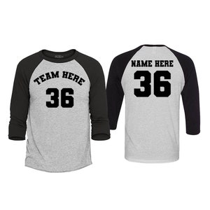 Pode incluir: Uma camisa de beisebol cinza e preta com o texto "TEAM HERE" e o número "36" na frente. A parte de trás da camisa tem o texto "NAME HERE" e o número "36".