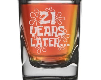 Regalo de cumpleaños número 21 para mujeres nacidas en 2005, 21 años después. Vaso de chupito con base pesada y grabado de prisma, 2 oz. Divertido regalo de cumpleaños número 21 para ella.