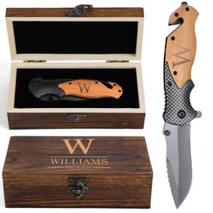 Navaja plegable personalizada con mango de madera grabado y caja de regalo de madera. Nombre monograma desde hace un año. Hoja dentada y clip para cinturón personalizado.