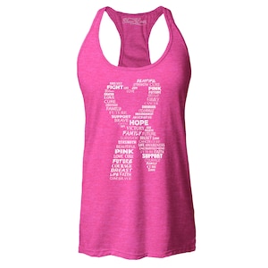 Pode incluir: Camisola de alças rosa com uma estampa gráfica branca de palavras relacionadas à conscientização sobre o câncer de mama, incluindo "esperança", "força", "amor", "cura", "futuro", "família" e "apoio".