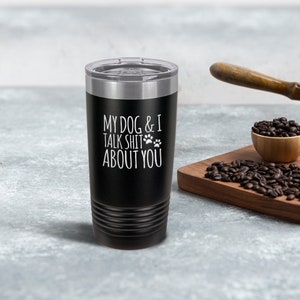 Mon chien et moi parlons de vous sur le gobelet gravé | 20 onces Tasse de voyage isolée sous vide en acier inoxydable avec couvercle |  Cadeau amusant pour papa chien