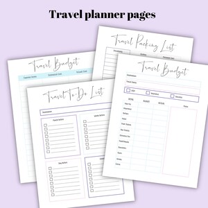 Puede incluir: P&aacute;ginas de planificaci&oacute;n de viajes imprimibles con listas de verificaci&oacute;n para empacar, presupuestar y listas de tareas. Las p&aacute;ginas est&aacute;n dise&ntilde;adas con un esquema de color azul claro y rosa y presentan texto escrito a mano.