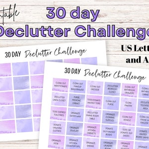 Puede incluir: Dos listas de verificación imprimibles del Desafío de Despejar de 30 días. El texto superior dice "Printable 30 day Declutter Challenge". Las listas de verificación están en papel blanco con un diseño de cuadrícula púrpura y azul estilo acuarela. También es visible el texto "US Letter and A4".