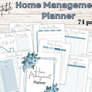 Op de afbeelding: Printbare huishoudplanner met 74 pagina's. De planner bevat pagina's voor een wekelijkse maaltijdplanner, een maandelijkse schoonmaaklijst, een master to-do lijst, een weekplanner, een voorraadlijst, een maandelijkse spaarplanner, huisdiergegevens, een betalingsvolger en verzekeringsinformatie. De pagina's zijn versierd met blauwe aquarelbloemen.