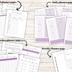 Puede incluir: P&aacute;ginas de planificador imprimibles con un fondo morado claro. Las p&aacute;ginas est&aacute;n organizadas en tres categor&iacute;as: Viaje, Jard&iacute;n y Diario. Las p&aacute;ginas incluyen secciones para listas de empaque, listas de tareas, presupuestos, registros de jard&iacute;n, rastreadores de inventario de plantas, rastreadores de riego de plantas, listas de verificaci&oacute;n de plantas, rastreadores de salud de plantas y horarios diarios.
