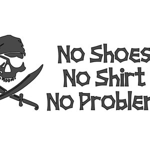 Pode incluir: Ilustração em preto e branco de uma caveira de pirata e ossos cruzados com uma bandana. O texto diz "No Shoes No Shirt No Problem" com uma silhueta de uma ilha tropical com palmeiras e um pôr do sol.