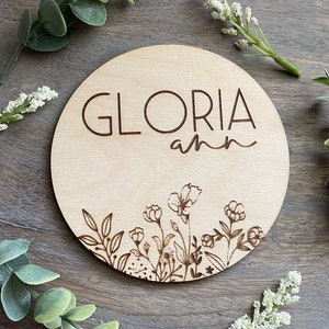 Kwiatowy znak z imieniem dziecka, ogłoszenie o imieniu dziecka, kwiatowy wystrój pokoju dziecięcego, kwiatowy wystrój pokoju dziecięcego, prezent na baby shower dla dziecka, pamiątka dla noworodka