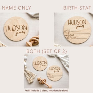 K&ouml;nnte beinhalten: Zwei runde Holzscheiben, eine mit dem Namen "HUDSON james" und die andere mit dem Text "HUDSON james" und Linien f&uuml;r "DATE", "TIME", "WEIGHT" und "LENGTH".