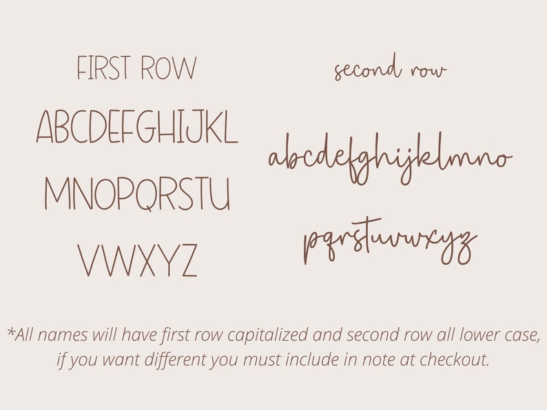 K&ouml;nnte beinhalten: Eine Grafik, die das englische Alphabet in zwei Zeilen zeigt. Die erste Zeile ist in Gro&szlig;buchstaben mit einer einfachen, klaren Schriftart. Die zweite Zeile ist in Kleinbuchstaben mit einer l&auml;ssigeren, handschriftlichen Schriftart. Der Text unter dem Alphabet besagt, dass alle Namen die erste Zeile gro&szlig;geschrieben und die zweite Zeile klein geschrieben haben, aber Sie k&ouml;nnen im Checkout-Hinweis eine andere Gro&szlig;schreibung anfordern.