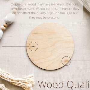 K&ouml;nnte beinhalten: Nahaufnahme eines runden, unbehandelten Holzschildes mit nat&uuml;rlichen Holzmaserungen, Streifen und Knoten. Das Schild befindet sich auf einem hellbeigen Stoffhintergrund. Der Text "Wood Qualities" ist am unteren Rand des Bildes sichtbar.