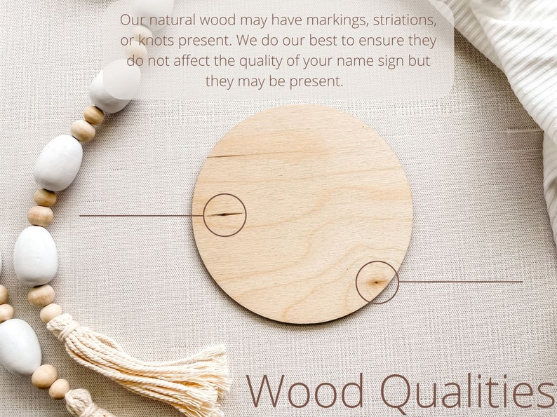 K&ouml;nnte beinhalten: Nahaufnahme eines runden, unbehandelten Holzschildes mit nat&uuml;rlichen Holzmaserungen, Streifen und Knoten. Das Schild befindet sich auf einem hellbeigen Stoffhintergrund. Der Text "Wood Qualities" ist am unteren Rand des Bildes sichtbar.