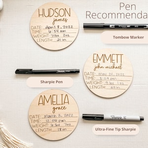 K&ouml;nnte beinhalten: Drei Holzplaketten f&uuml;r Baby-Geburtsanzeigen mit gravierten Namen, Daten, Uhrzeiten, Gewichten und L&auml;ngen. Die Plaketten werden mit schwarzen Sharpie-Stiften und einem Tombow-Marker pr&auml;sentiert, die zum Schreiben auf den Plaketten empfohlen werden.