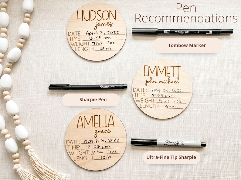 K&ouml;nnte beinhalten: Drei Holzplaketten f&uuml;r Baby-Geburtsanzeigen mit gravierten Namen, Daten, Uhrzeiten, Gewichten und L&auml;ngen. Die Plaketten werden mit schwarzen Sharpie-Stiften und einem Tombow-Marker pr&auml;sentiert, die zum Schreiben auf den Plaketten empfohlen werden.
