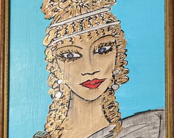 Può includere: Un dipinto di una donna con i capelli biondi, che indossa una fascia per capelli e orecchini. Indossa un vestito grigio e bianco con una spilla dorata e blu. Lo sfondo è di colore azzurro chiaro.