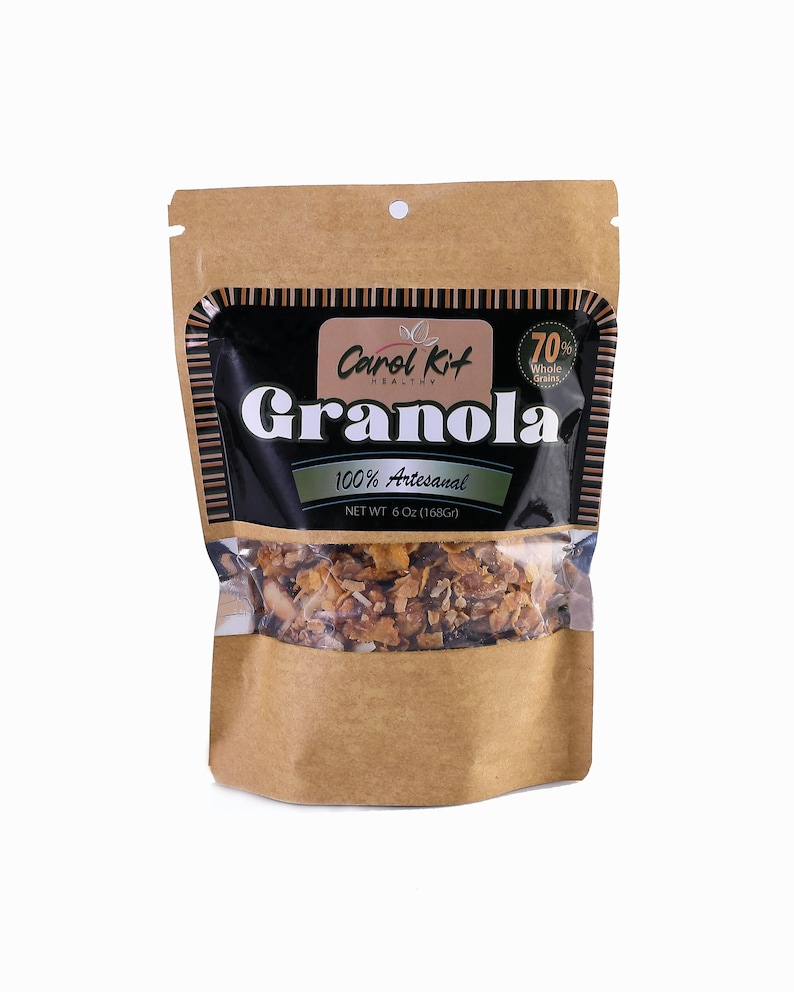 Puede incluir: Una bolsa de papel marr&oacute;n con una ventana de pl&aacute;stico transparente que muestra granola en su interior. La bolsa tiene una etiqueta negra con el texto "Carol Kit HEALTHY Granola 100% Artesanal NET WT 6 Oz (168Gr)" y un c&iacute;rculo rojo con el texto "70% Whole Grains".