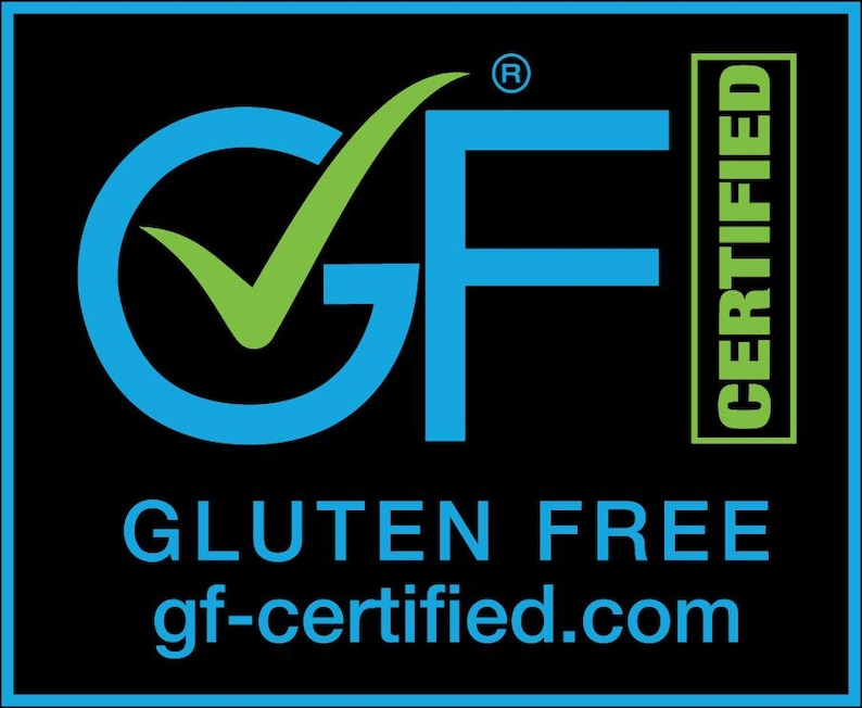 Puede incluir: Un logotipo azul y verde con las letras "GF" y una marca de verificaci&oacute;n. El texto "GLUTEN FREE" y "gf-certified.com" est&aacute;n debajo del logotipo. El logotipo est&aacute; rodeado por un borde negro y la palabra "CERTIFIED" est&aacute; en un cuadro verde a la derecha del logotipo.