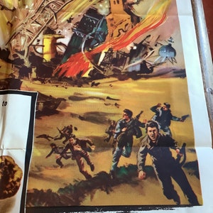 Op de afbeelding: Een vintage filmposter voor een film over een groep soldaten die wegrennen van een explosie. De poster toont een dramatische sc&egrave;ne van een vurige explosie met een instortend gebouw op de achtergrond. De soldaten rennen door een woestijnlandschap, met een gevoel van urgentie en angst.