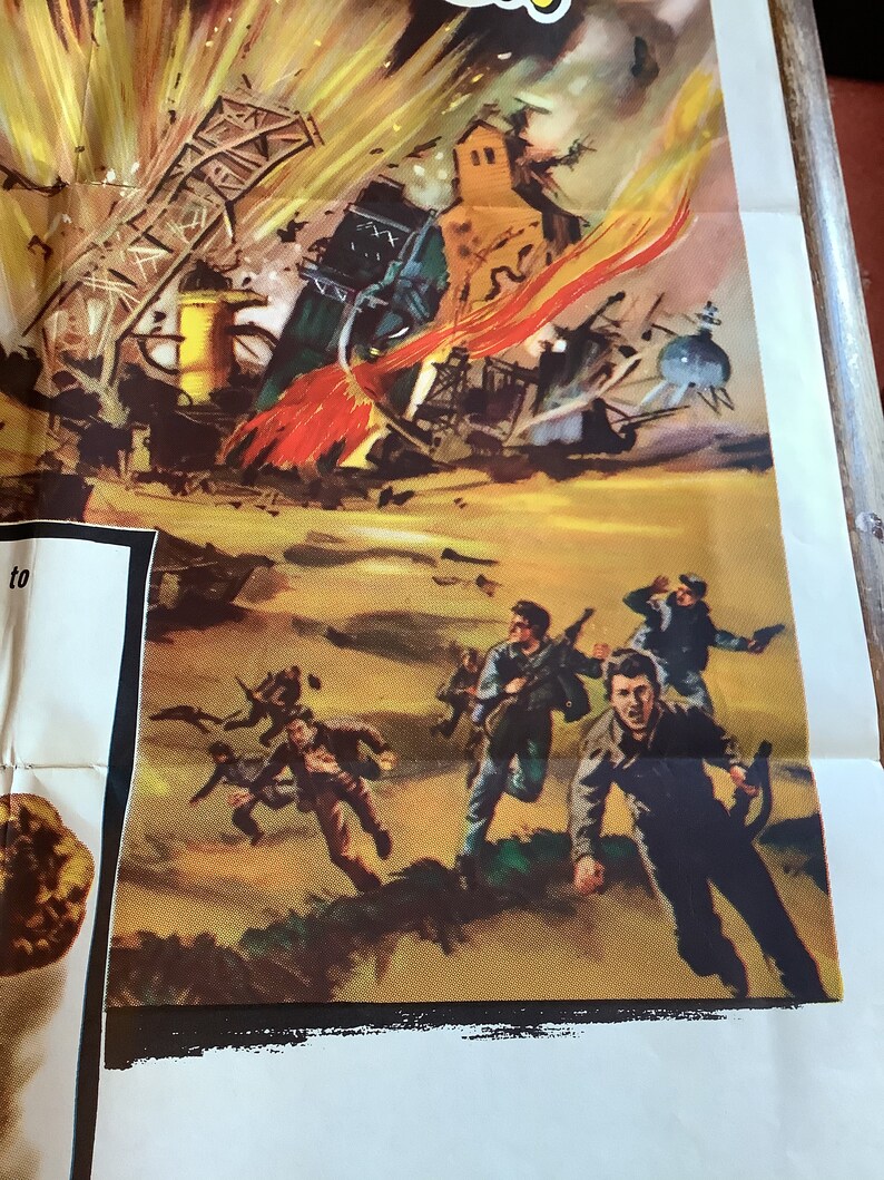 Op de afbeelding: Een vintage filmposter voor een film over een groep soldaten die wegrennen van een explosie. De poster toont een dramatische sc&egrave;ne van een vurige explosie met een instortend gebouw op de achtergrond. De soldaten rennen door een woestijnlandschap, met een gevoel van urgentie en angst.