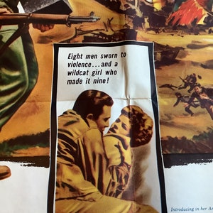 Op de afbeelding: Een vintage filmposter voor de film "Nine Lives". De poster toont een sc&egrave;ne van een stel dat elkaar omhelst, met een slogan die luidt: "Acht mannen die gezworen hebben om geweld te gebruiken... en een wild katje dat er negen van maakte!" De poster toont ook de namen van de acteurs, waaronder Scott Borland, Robert Getz, Bill Browne en Erika Peters.