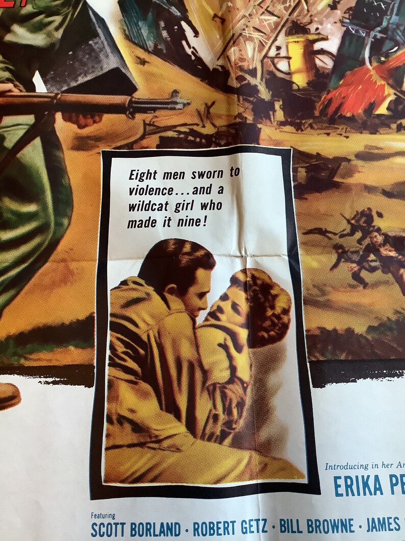 Op de afbeelding: Een vintage filmposter voor de film "Nine Lives". De poster toont een sc&egrave;ne van een stel dat elkaar omhelst, met een slogan die luidt: "Acht mannen die gezworen hebben om geweld te gebruiken... en een wild katje dat er negen van maakte!" De poster toont ook de namen van de acteurs, waaronder Scott Borland, Robert Getz, Bill Browne en Erika Peters.