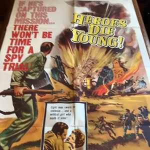 Op de afbeelding: Vintage filmposter voor de film "Heroes Die Young" met een dramatische sc&egrave;ne van een explosie met een soldaat die een geweer vasthoudt op de voorgrond. De tekst op de poster luidt: "Als hij tijdens deze missie wordt gevangen genomen... is er geen tijd voor een spionageproces!"