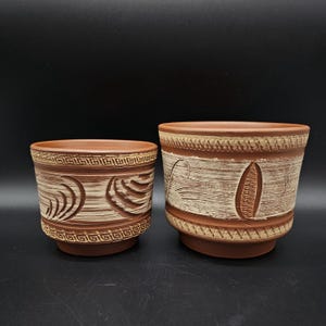 Set med två keramiska krukor med snedskuren dekoration, terrakotta, vintage 60-/70-talsstil.