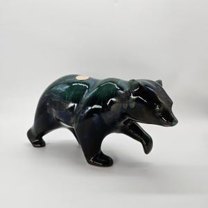 Skulptur av en vandrande björn, Blue Mountain Pottery, grön och svart glaserad keramik, 1970-talet, Kanada, BMP-isbjörn