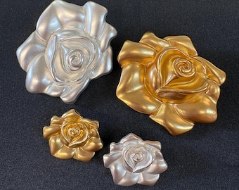 Botones de metal con forma de rosa esculpidos en 3D en oro y plata: botones florales de diseño para ropa y accesorios (28 mm y 55 mm).