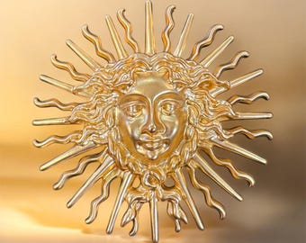 Broche con rostro de sol dorado, broche de 6 cm con diseño de sol celestial - Joyería mitológica de Helios Sol, medallón de sol llamativo de gran tamaño - Regalo para ella