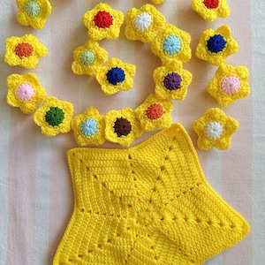 Peut inclure: Ensemble d'articles crochetés à la main, comprenant des fleurs jaunes avec des centres colorés et un dessous de verre en forme d'étoile jaune. Les fleurs sont disposées en spirale, mettant en valeur les couleurs.