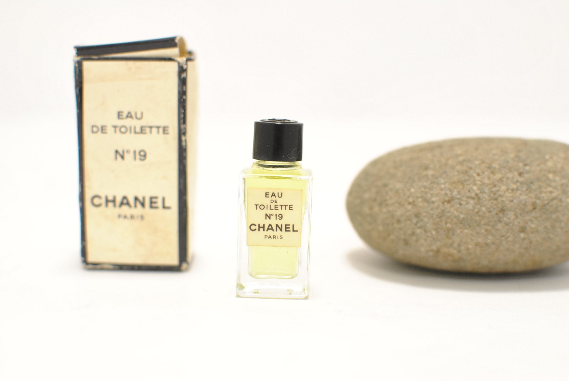CHANEL NO19 EAU de toilette 4ml Sample Mini Miniature EdT Womens Perfume No  19 $34.99 - PicClick