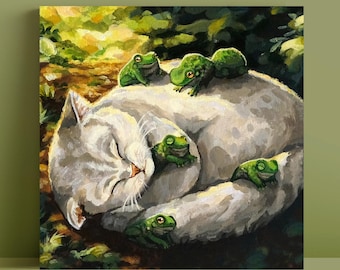 Puede incluir: Una pintura al óleo que representa a un gato gris claro durmiendo, acurrucado con cinco pequeñas ranas verdes descansando sobre su espalda, cabeza y cola. La escena se desarrolla en un entorno natural con luz solar moteada y follaje verde.