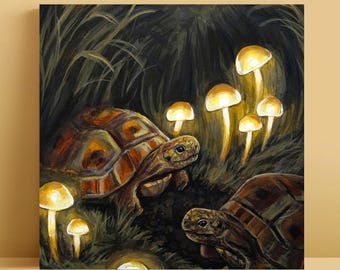 Puede incluir: Una pintura al óleo representa dos tortugas en un entorno de bosque oscuro, rodeadas de hongos brillantes. Las tortugas tienen caparazones marrones y tostados, y los hongos emiten una suave luz dorada, creando una escena caprichosa y encantadora.