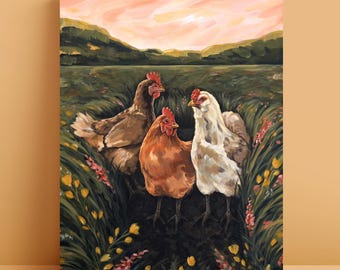 Peut inclure: Une peinture représentant trois poules debout dans un champ d'herbes hautes vertes et de fleurs sauvages colorées. Les poules sont brunes, orange et blanches. En arrière-plan, des collines sous un ciel au coucher du soleil couchant rose et orange.
