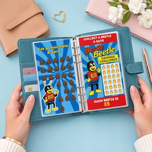 Pode incluir: Um fichário de seis argolas azul-petróleo contendo uma inserção de desafio de poupança Bertie Beetle. A página esquerda apresenta um fundo azul com raios de sol, ícones de besouros marrons e o texto Eat a chocolate & Save. A página direita mostra um personagem Bertie Beetle, uma grade de ícones de besouros e o texto Collect a beetle & save, Bertie Beetle Savings Challenge e Each beetle is £5.
