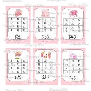 Puede incluir: Cuatro tarjetas de bingo rosas con diferentes imágenes y precios. La primera tarjeta tiene un bolso rosa, la segunda tiene una pila de libros, la tercera tiene un vaso de jugo y la cuarta tiene una maleta. Cada tarjeta tiene una cuadrícula de números con precios que van de 1 € a 5 €.