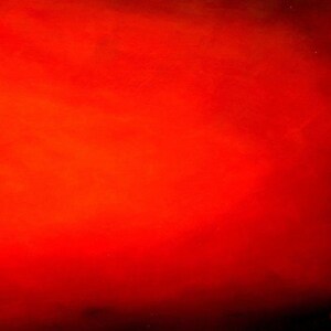 Può includere: Immagine astratta dominata da sfumature di rosso. Il colore passa da una tonalità brillante e infuocata nella parte superiore a un tono più scuro nella parte inferiore, creando un effetto sfumato. L'impressione generale è di calore e intensità.