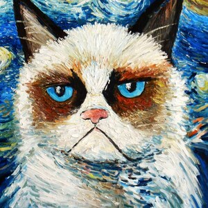 Könnte beinhalten: Gemälde einer Katze mit grimmigem Gesichtsausdruck, vor einem wirbelnden blau-gelben Hintergrund, der an Van Goghs "Sternennacht" erinnert. Die Katze hat weißes Fell, braune Flecken und blaue Augen. Das Kunstwerk ist signiert "Heimath Berlin."