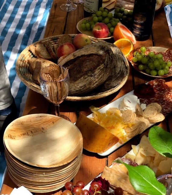 vajilla desechable ecológica de hoja de palma o nuez de betel, concepto de  entorno de cero residuos - utensilios desechables de envasado de alimentos  ecológicos naturales con taza de plato 17024373 Foto