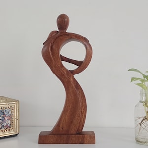 Romantic couple statue. Statue of a couple in love. Couple sculpture making love. Dance with lover. Mother&#39;s Day, home decoration.