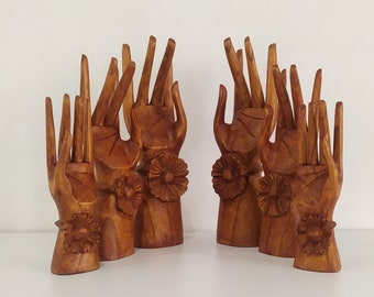 scultura in legno a forma di mano con decorazione floreale, espositore per gioielli in legno a forma di mano.