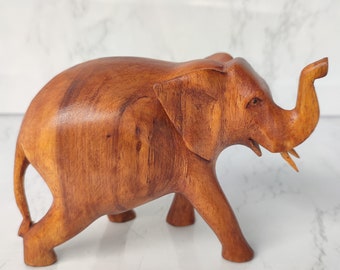 Estatua de elefante tallada en madera natural.