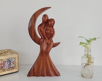 Statua di coppia in legno di Jempinis su luna crescente, scultura romantica